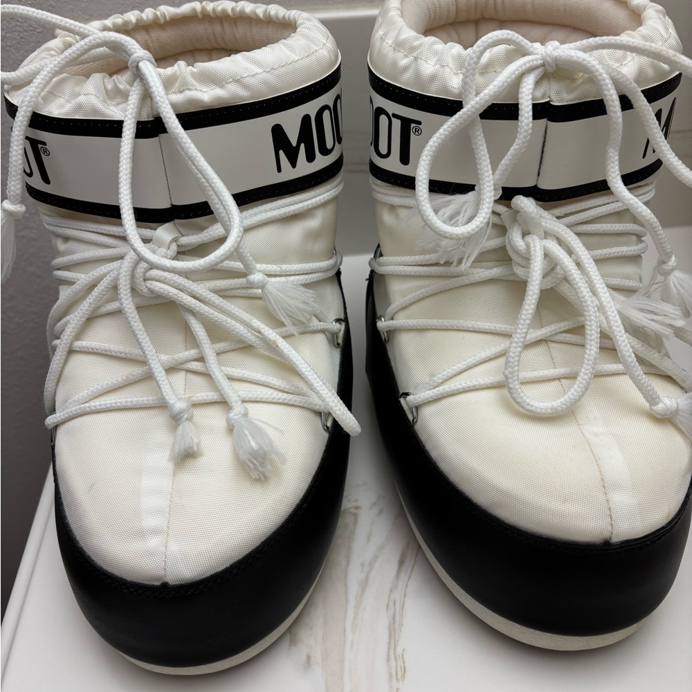Moon Boot Two-Tone White and Black Snow Boots Size 7/8.5
